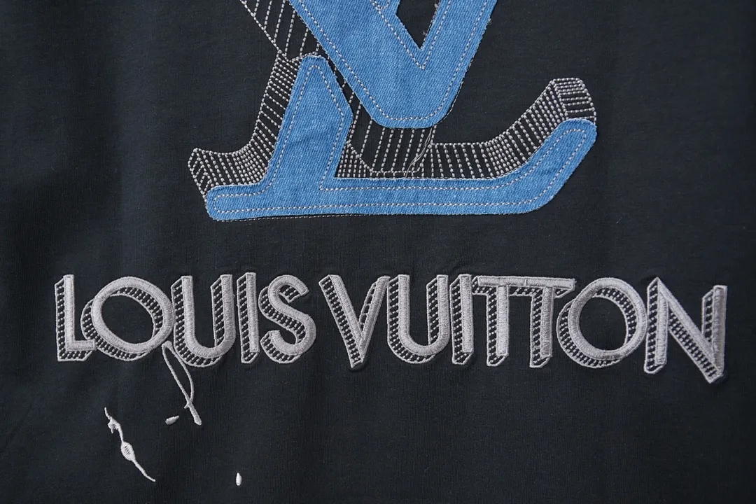 🅿️200 1V 25SS early spring new style denim splicing embroidery LV short sleeves light luxury essential item for daily commuting for men and women correct version welcome to compare detailed features · 320g 100% pure cotton double yarn jersey fabric · Special thickened 32 pieces of double-strand 1X1 thread in the same vat custom dyeing · Denim cutting and splicing ➕Various embroidery craft letters · Double needle stitching across seams · Original main mark, washed tag, brand moisture-proof paper packaging Color: black/white Size: S/M/L/XL